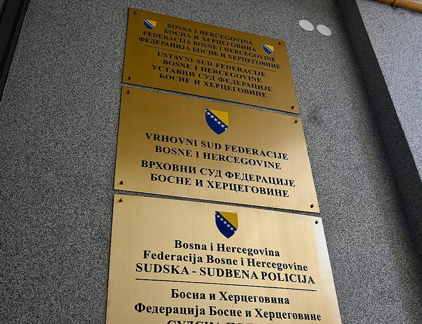 САРАЈЕВО, 19. ЈУНА /СРНА/ - Посебно одјељење Врховног суда Федерације БиХ осудило је бившег тужиоца Кантоналног тужилаштва Кантона Сарајево Јасминку Кнежевић на годину дана затвора због одавања службене тајне.