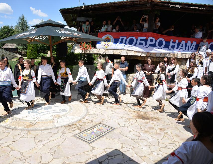 БИЈЕЉИНА, 19. ЈУНА /СРНА/ - Косово и Метохија се воли и брани дјелима, а народ и институције Републике Српске то чине већ четрнаесту годину угошћавајући дјецу са Космета у локалним заједницама у Српској, изјавио је предсједник Одбора за помоћ Косову и Метохији Милорад Арлов на централном дочеку у Бијељини.