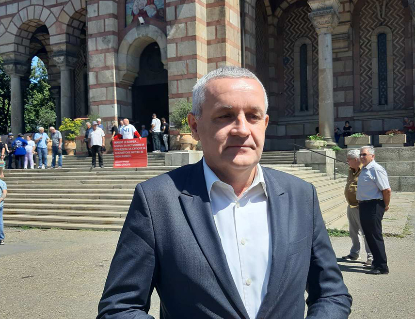 БЕОГРАД, 19. ЈУНА /СРНА/ - Предсједник Савеза Срба из региона Миодраг Линта упозорио је да власти у Загребу, Сарајеву и Приштини систематски отимају српску имовину с циљем цементирања етничког чишћења Срба.