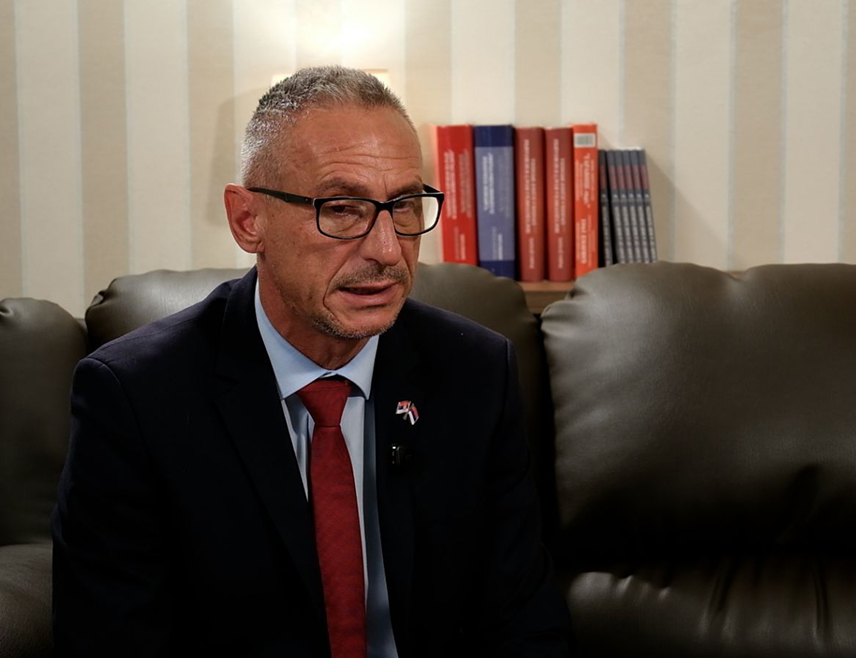 BANJA LUKA, JUNE 20 /SRNA/ – The Minister of Labour, War Veterans and Disabled Persons Protection of Republika Srpska Radan Ostojić says the BiH judiciary, by bringing indictments against Serbs for verbal offenses, even for merely mentioning the names of those who led Republika Srpska and its army during the war, seeks to instill fear and force the Serb people to forget their history.