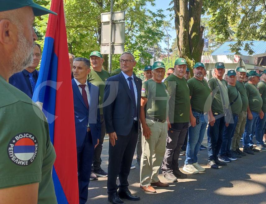 БАЊАЛУКА, 20. ЈУНА /СРНА/ - Влада ће увијек стајати уз оне који су дали највише за слободу српског народа у Oдбрамбено-отаџбинског рата, припаднике Војске Републике Српске, Војске Републике Српске Крајине и Министарства унутрашњх послова, рекао је данас министар рада и борачко-инвалидске заштите Радан Остојић.