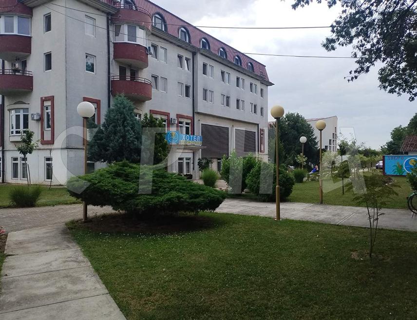 БИЈЕЉИНА, 20. ЈУНА /СРНА/ - Бања "Дворови" код Бијељине константним растом квалитета медицинских и туристичких услуга обезбиједила је сталан раст броја пацијената и попуњеност капацитета од 100 кревета током цијеле године, изјавио је Срни директор Бање Милорад Зекић.