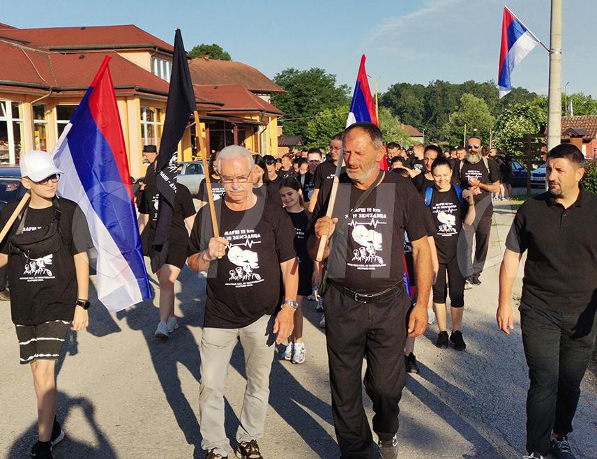 ДОБОЈ, 21. JУНА /СРНА/ - Марш "12 километара за 12 звјездица" кренуо је из Осјечана код Добоја на Дугу Њиву поводом 34 године од окончања војне операције "Коридор 92", чији је директан повод била смрт 12 беба у бањалучком породилишту због недостатка кисеоника.