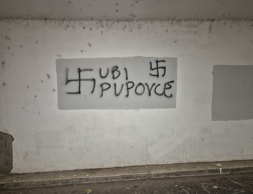 ЗАГРЕБ, 21. ЈУНА /СРНА/ - На зидовима тунела код Основне школе "Савски гај" на Новом Загребу освануо је графит "Убиј Пуповце", што је најновија пријетња смрћу Србима, као и њиховим политичким представницима.