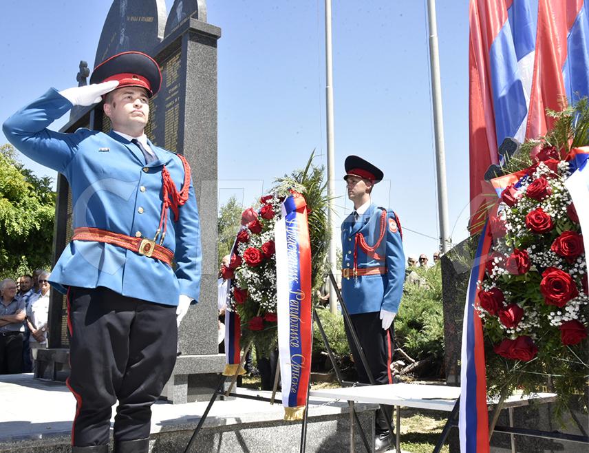 ДУГА ЊИВА, 21. ЈУНА /СРНА/ - На Дугој Њиви положени су вијенци и цвијеће на спомен-обиљежје погинулим српским борцима током пробоја коридора поводом 34 године од највеће војне операције Војске Републике Српске.