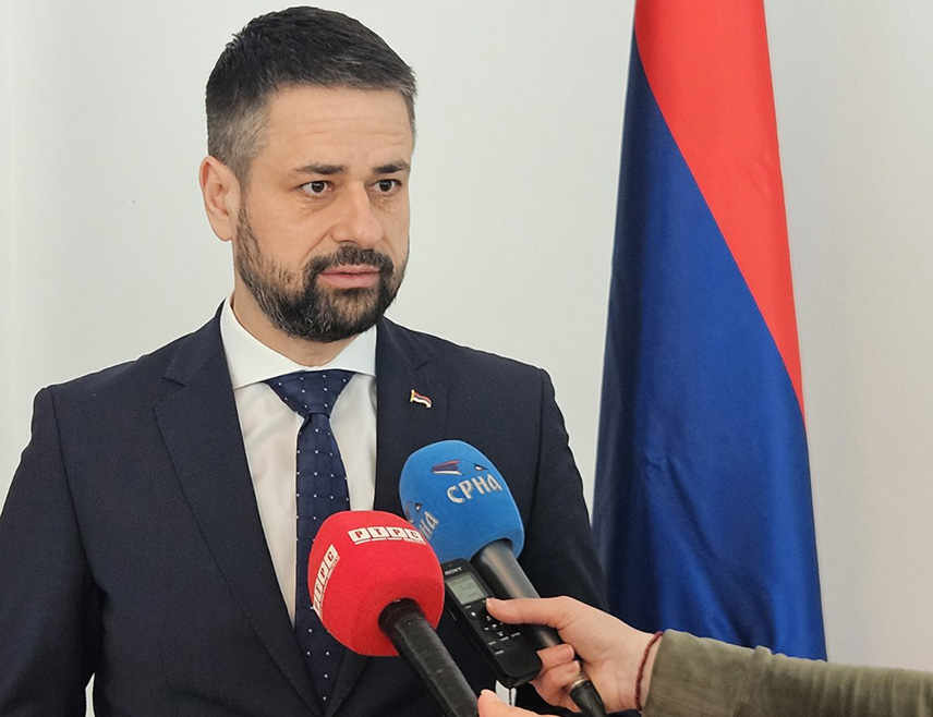 БАЊАЛУКА, 22. ЈУНА /СРНА/ - Савјет министара тражи алтернативу да се Управи за индиректно опорезивање /УИО/ БиХ омогући да и даље обрађује личне податке у сврху издавања квалификованих електронских потврда за електронско потписивање, јер би у супротном стали сви процеси у БиХ, изјавио је министар финансија и трезора у Савјету министара Срђан Амиџић.