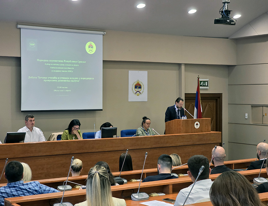 БАЊАЛУКА, 22. ЈУНА /СРНА/ - Неопходно је успостављање квалитетније сарадње Народне скупштине, Владе Републике Српске и институција са организацијама младих уз побољшавање услова за виши степен њиговог учешћа у покретању иницијатива и доношењу одлука, истакнуто је данас у Бањалуци на дебати "Јачање учешћа и утицаја младих у политици и процесима доношења одлука".