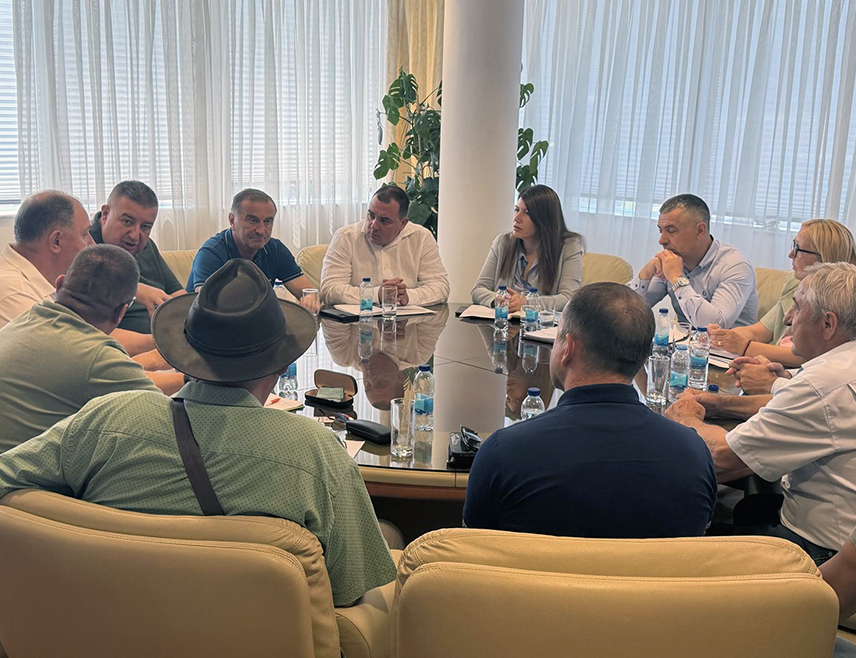 БАЊАЛУКА, 24. ЈУНА /СРНА/ - У Републици Српској постоји довољно складишних капацитета за прихват овогодишњег рода пшенице, што ће бити бесплатно у периоду од мјесец дана од пријема робе, закључено је данас на састанку министра пољопривреде, шумарства и водопривреде Републике Српске Анђелке Кузмић са откупљивачима пшенице.