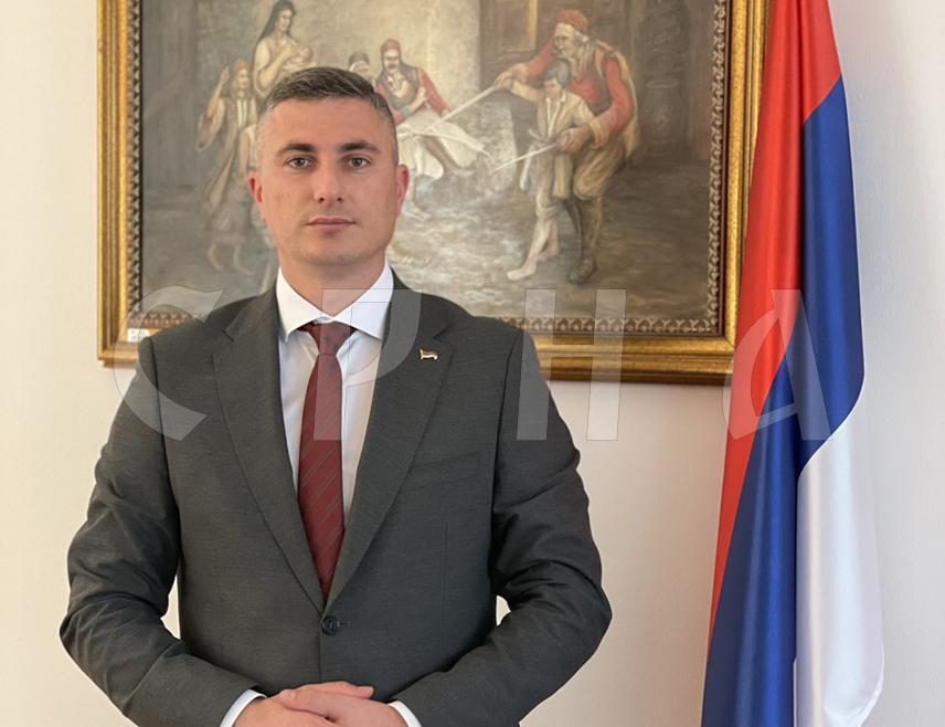 ПАЛЕ, 24. ЈУНА /СРНА/ - Ако је неко до сада имао дилему шта је права политичка платформа Драшка Станивуковића и Бранка Блануше, послије сарајевског потписа више не треба да је има, изјавио је за Срну посланик СНСД-а у Народној скупштини Републике Српске Дамјан Шкипина.
