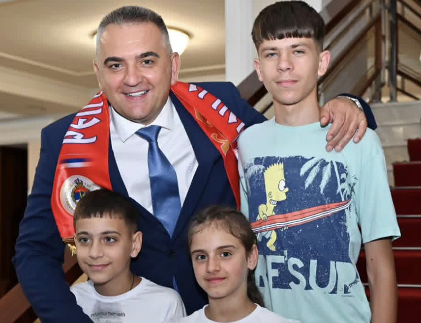 БАЊАЛУКА, 24. ЈУНА /СРНА/ - Предсједник Владе Републике Српске Саво Минић истакао је да ге је данас искрено обрадовао сусрет и разговор са троје дивне дјеце са Косова и Метохије са којима дијели презиме.