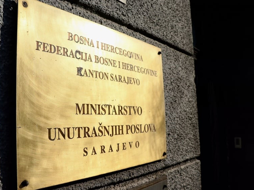 САРАЈЕВО, 25. ЈУНА /СРНА/ - Двадесетједногодишњак из Сарајева тешко је повријеђен када је пао са крова аутомобила у покрету у сарајевској општини Нови Град, а возач је ухапшен јер је возио под дејством алкохола и прије стицања права на вожњу.