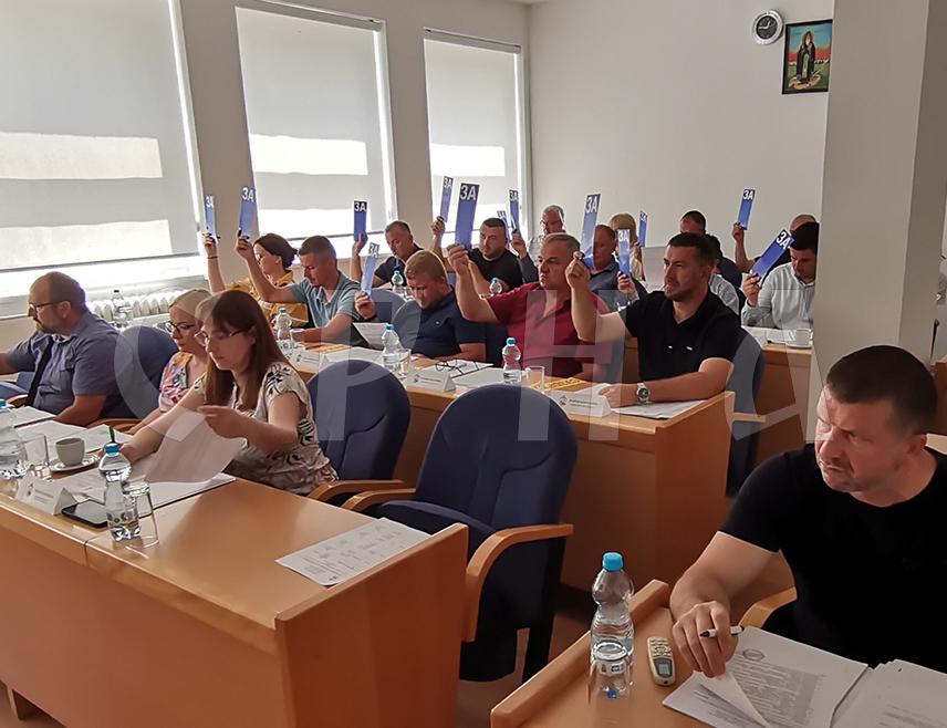 ПЕТРОВО, 25. ЈУНА /СРНА/ - Скупштина општине Петрово усвојила је данас извјештај о тромјесечном извршењу буџета у којем је исказан суфицит од 88.272 КМ.