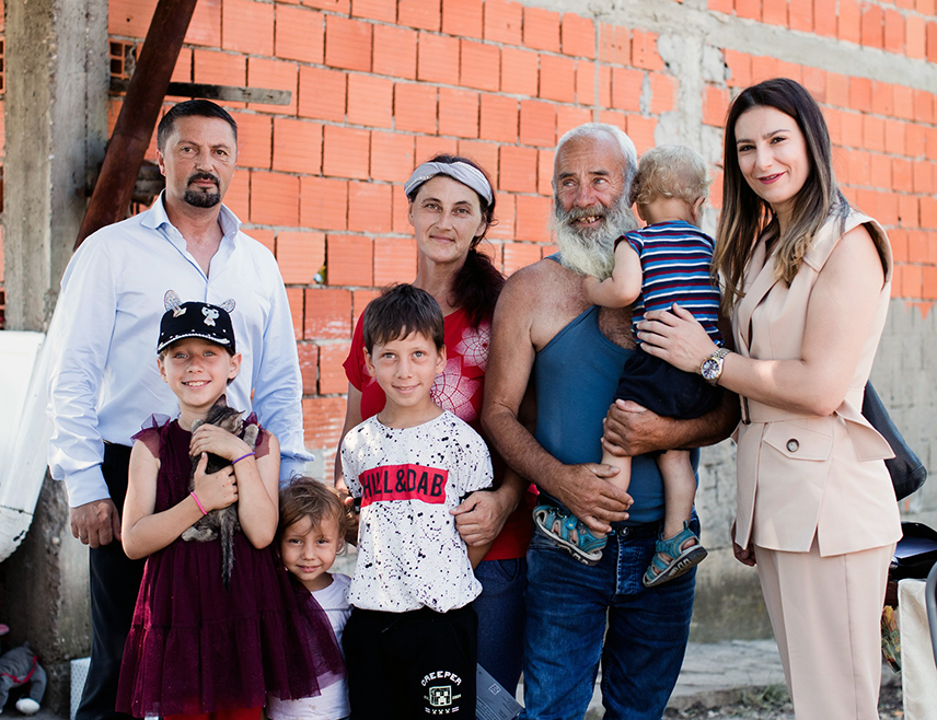 БИЈЕЉИНА, 25. ЈУНА /СРНА/ - Компанија Технички ремонт Братунац /ТРБ/ новчано је помогла седмочлану породицу Сарајлић из села Снагово код Зворника, која има петоро дјеце.