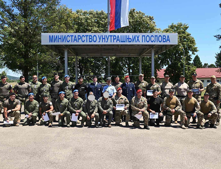 БАЊАЛУКА, 25. ЈУНА /СРНА/ - У Центру за обуку Министарства унутрашњих послова /МУП/ Републике Српске у Залужанима данас су свечано уручене дипломе полазницима који су успјешно завршили обуку "Сузбијање нарушеног јавног реда и мира".