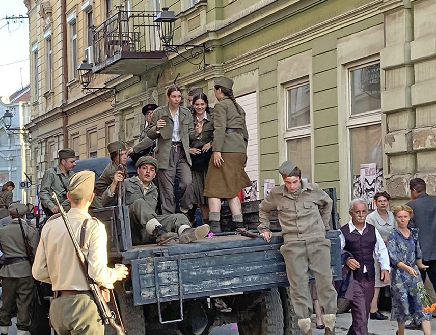 БЕОГРАД, 25. ЈУНА /СРНА/ - Режисер Лордан Зафрановић изјавио је да је његов филм "Златни рез 42/Дјеца Козаре" позван да отвори Међународни филмски фестивал "Фест" у Београду, што сматра великом чашћу.