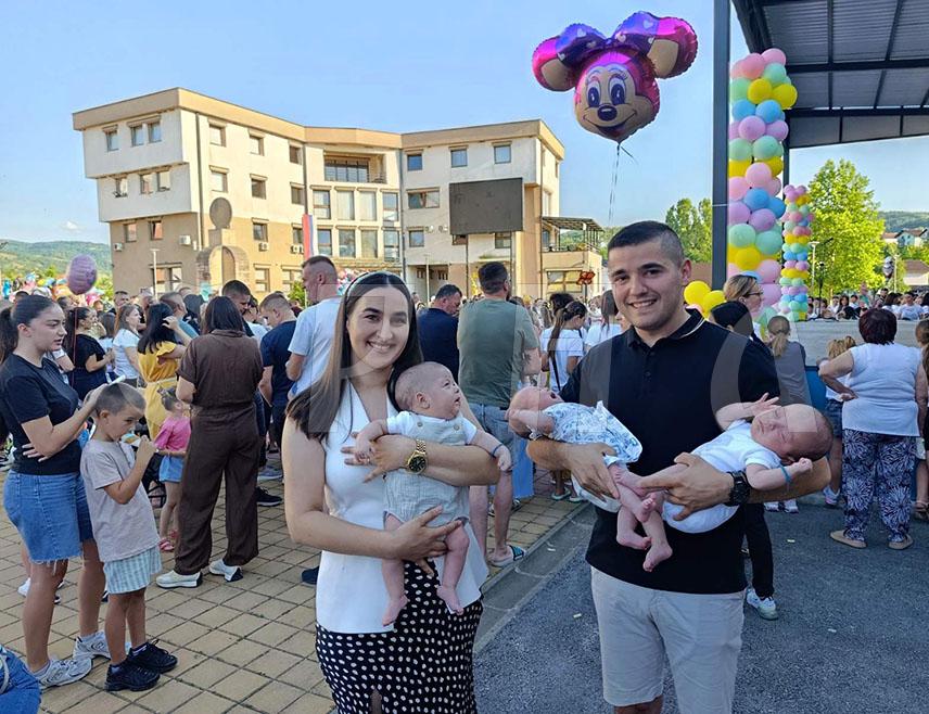 ШИПОВО, 25. ЈУНА /СРНА/- Дјевојчица Геoргина и њена два брата Страхиња и Дамјан Вујнић, прве тројке рођене у Шипову након више година, присуствовале су вечерас "Конференцији беба" која је одржана у овој локалној заједници, и која је окупила око 50 учесника.