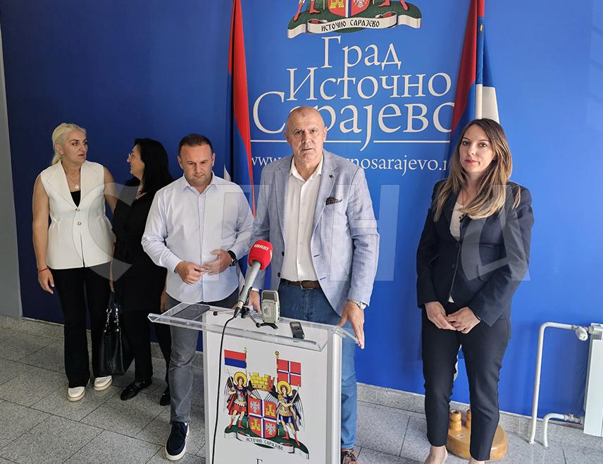 ИСТОЧНО САРАЈЕВО, 26. ЈУНА /СРНА/ - Предсједник Републичког удружења вишечланих породица "Четири плус" Миладин Готовац похвалио је данас мјере Владе Републике Српске за подршку вишечланим породицама, истичући да су за двије године дале значајне демографске резултате.