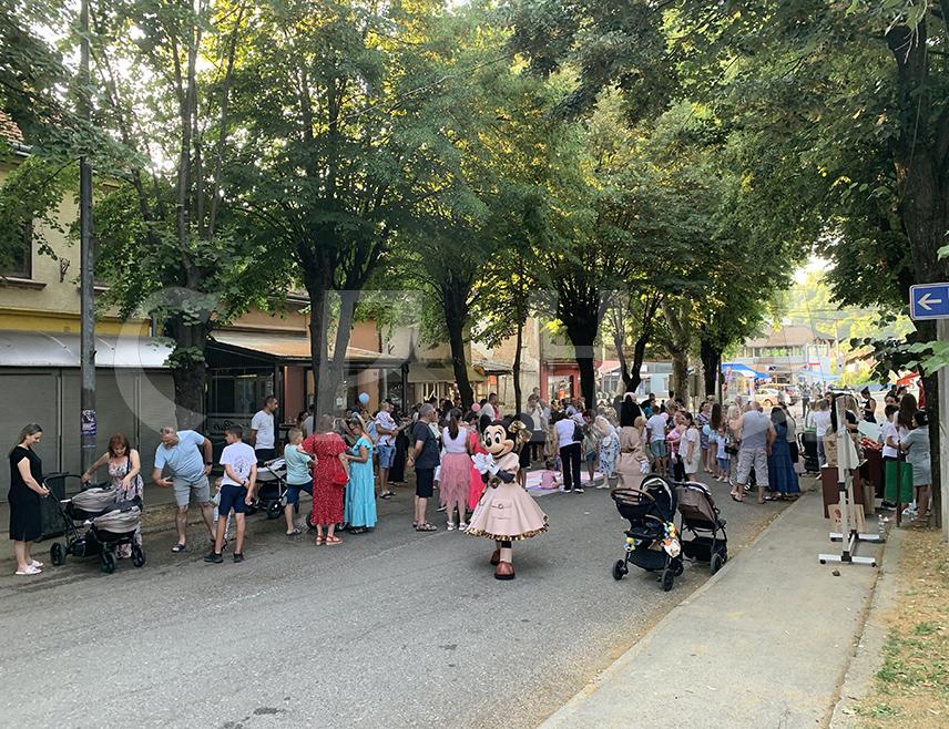 КОСTАЈНИЦА, 26. ЈУНА /СРНА/ - Традиционална "Конференције беба" окупила је данас у Костајници 23 бебе и много родитеља и старије дјеце, која су уживала у овом празнику породице.