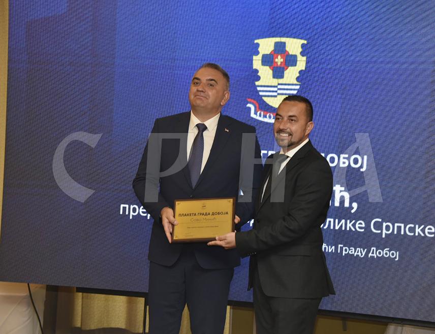 DOBOJ, JUNE 27 /SRNA/ – Republika Srpska Prime Minister Savo Minić was today awarded the city’s highest recognition in Doboj – a plaque for outstanding commitment and assistance to the city, and he donated the cash prize to associations caring for persons with developmental disabilities.