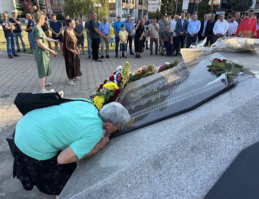 УГЉЕВИК, 27. ЈУНА /СРНА/ - У Угљевику је испред централног спомен-обиљежја погинулим борцима служен парастос свим српским војницима страдалим од Косовског боја и истакнуто да је Видовдан симбол храбрости и вјере и завјет чувања слободе и отаџбине.