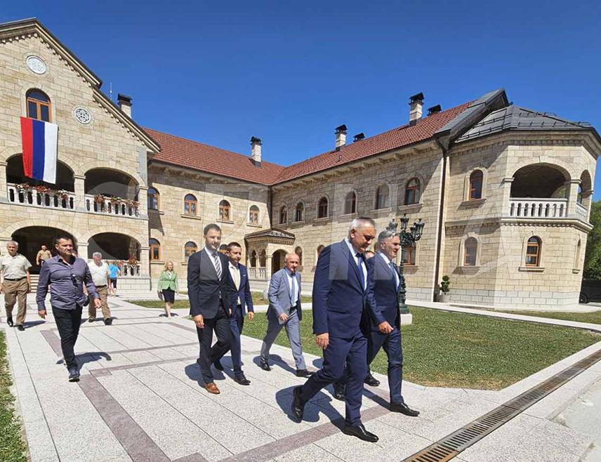 ПРИЈЕДОР, 28. ЈУНА /СРНА/ - Предсједник Владе Републике Српске Саво Минић рекао је да је Одбрамбено-отаџбински рат вођен под видовданским завјетом и да је српски борац увијек био под правом заставом.