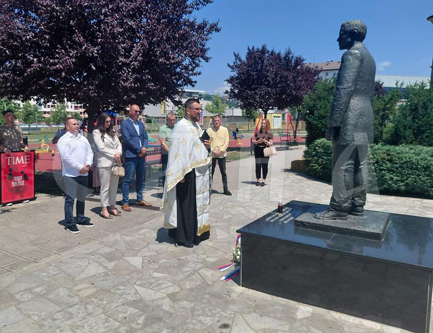 ИСТОЧНО НОВО САРАЈЕВО, 28. ЈУНА /СРНА/ - Парох лукавички протојереј Видак Вујадиновић данас је код споменика Гаврилу Принципу у истоименом парку у Источном Новом Сарајеву служио помен овом видовданском јунаку.