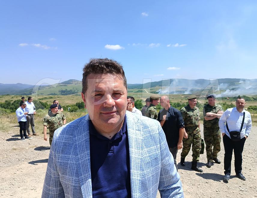 БЕОГРАД, 28. ЈУНА /СРНА/ - Србија је јака толико да може да гарантује безбједности свим Србима, изјавио је предсједник Народне скупштине Републике Српске Ненад Стевандић након што је на војном полигону "Пасуљанске ливаде" присуствовао гађању из најмодернијих средстава и система Војске Србије.