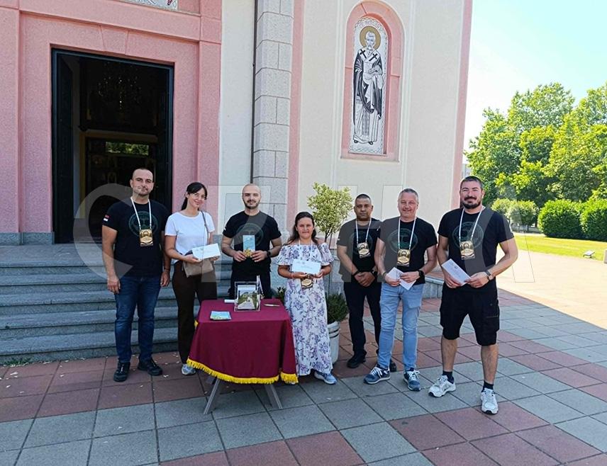 СРБАЦ, 28. ЈУНА /СРНА/ - За стипендирање српске дјеце на Косову и Метохији данас је у порти Храма Васкрсења Христовог у Српцу прикупљено 2.415 КМ.
