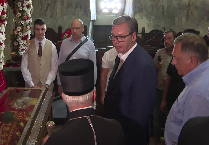 ЋУПРИЈА, 28. ЈУНА /СРНА/ - Предсједник Милорад Додик и српски члан Предсједништва БиХ Жељка Цвијановић сусрели су се данас у манастиру Раваница са Његовом светошћу патријархом српским Порфиријем и поклонили моштима Светог кнеза Лазара.
