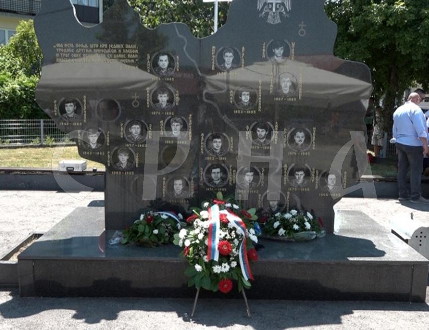 ПРЊАВОР, 28. ЈУНА /СРНА/ - У Кулашима код Прњавора данас је поводом Видовдана служен парастос за 21 погинулог борца из мјесних заједница Поповићи и Кулаши.