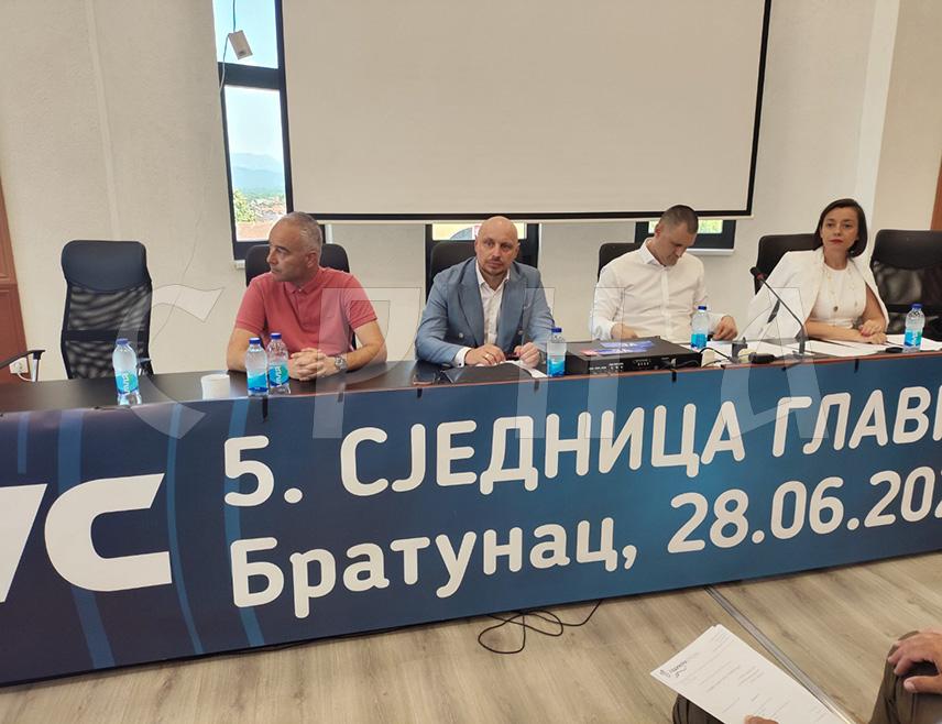 БРАТУНАЦ, 28. ЈУНА /СРНА/ - У Братунцу је данас одржана сједница Главног одбора Уједињене Српске на којој су усвојене кандидатске листе за Народну скупштину Републике Српске и Парламентарну скупштину БиХ на предстојећим изборима.