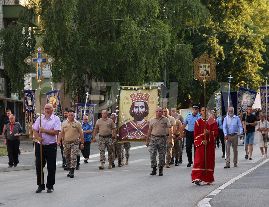 ДОБОЈ, 28. ЈУНА /СРНА/ - Улицама Добоја вечерас је поводом Дана града, Видовдана, прошла литија у којој је учествовало неколико стотина вјерника.