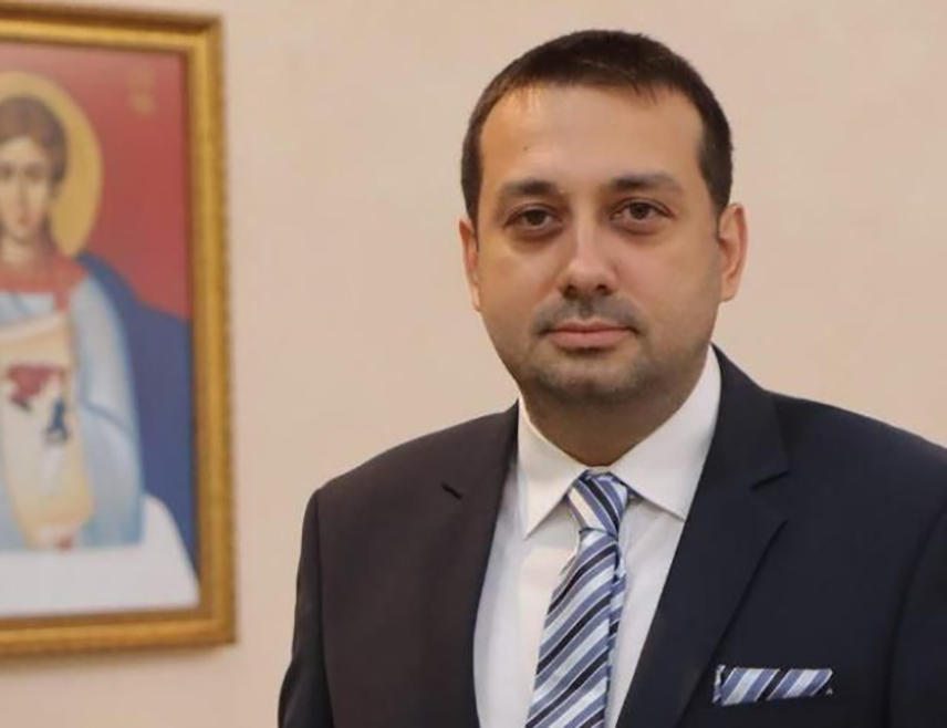 ИСTОЧНО САРАЈЕВО, 30. ЈУНА /СРНА/ - Алија Кожљак, шеф Кабинета предсједавајућег Предсједништва Дениса Бећировића, покушава да увјери јавност да је на јучерашњој сједници усвојена одлука о именовању чланова Комисије за заштиту националних споменика, али чињенице говоре другачије, рекао је Срни шеф Кабинета српског члана Предсједништва Душан Петровић.