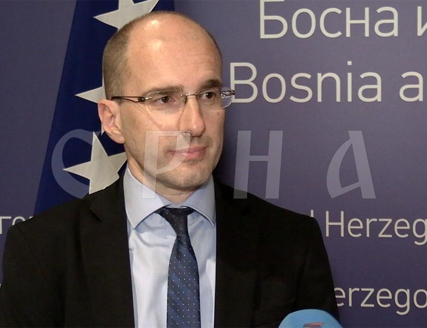 САРАЈЕВО, 30. ЈУНА /СРНА/ - Националне мањине у БиХ не треба да буду дискриминисане, већ би требало да имају једнака политичка и друга права, што важи и за категорију осталих у цијелости, изјавио је декан Правног факултета Универзитета у Источном Сарајеву Горан Марковић.