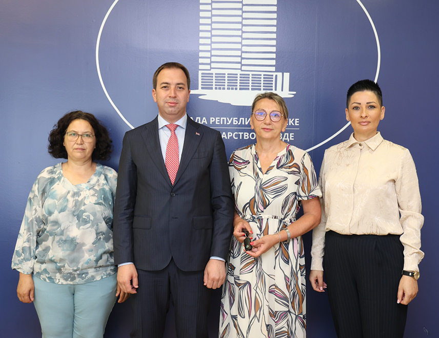 БАЊАЛУКА, 1. ЈУЛА /СРНА/ - Одлука Владе Републике Српске којом је омогућена додјела возила Министарства правде Републике Српске Савезу жена обољелих од карцинома дојке "Искра" још је један примјер одговорног односа републичких институција према удружењима од јавног интереса и људима који својим радом чине друштво хуманијим и солидарнијим, оцијенио је ресорни министар Горан Селак.
