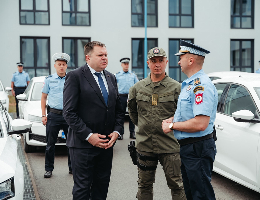 БАЊАЛУКА, 2. ЈУЛА /СРНА/ - Министар унутрашњих послова Републике Српске Жељко Будимир уручио је данас кључеве 20 нових путничких моторних возила "шкода октавија" Полицијској управи Бањалука, с циљем унапређења рада полицијских службеника на терену и повећања ефикасности у извршавању свакодневних послова и задатака.
