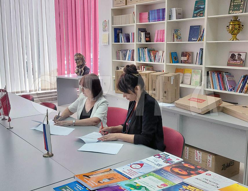 БАЊАЛУКА, 2. ЈУЛА /СРНА - У Руском културном центру у Бањалуци данас је обављена свечана церемонија примопредаје донације књига и електронске опреме коју је обезбиједила фондација "Руски свијет" за 27 школа у Републици Српској гдје се изводи настава руског језика.