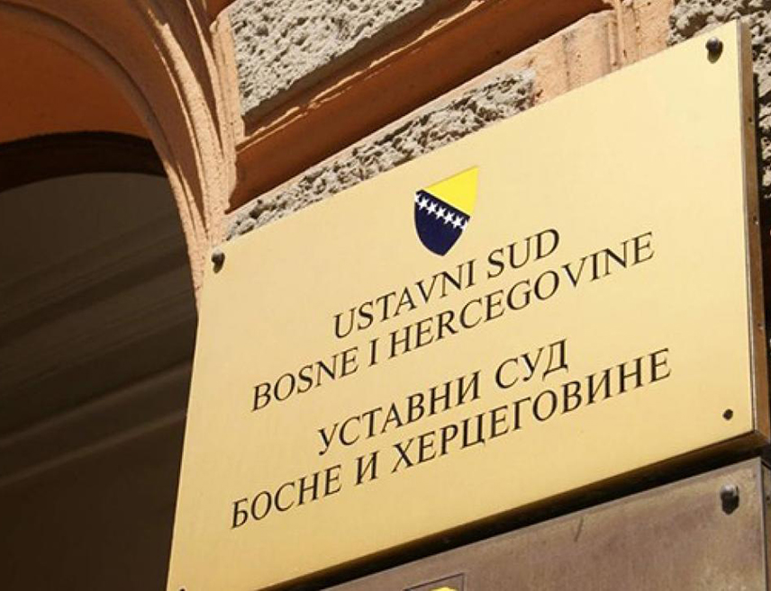 САРАЈЕВО, 3. ЈУЛА /СРНА/ - Крњи Уставни суд БиХ тврди да су интервенције Кристијана Шмита у Кривичном закону БиХ у складу са Уставом БиХ и Европксом конвеницијом за заштиту људских права и основних слобода.