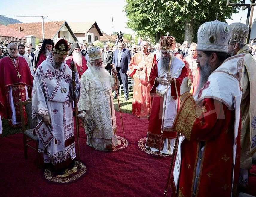 БРАТУНАЦ, 4. ЈУЛА /СРНА/ - Обиљежавање више од три деценије од страдања 3.267 Срба из средњег Подриња и Бирча у Одбрамбено-отаџбинском рату почело је данас у Братунцу, а Свету архијерејску литургију у порти Храма Успења Пресвете Богородице служи Његова светост патријарх српски Порфирије.