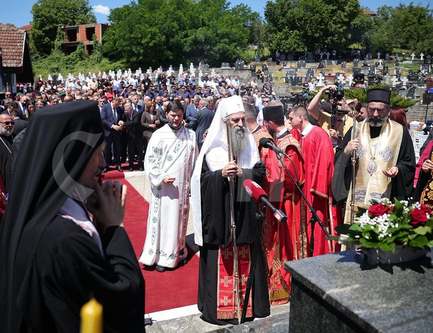 БРАТУНАЦ, 4. ЈУЛА /СРНА/ - Његова светост патријарх српски Порфирије служи на братуначком гробљу парастос за 3.267 српских жртава из средњег Подриња и Бирча, које су припадници муслиманских снага убили од 1992. до 1995. године.