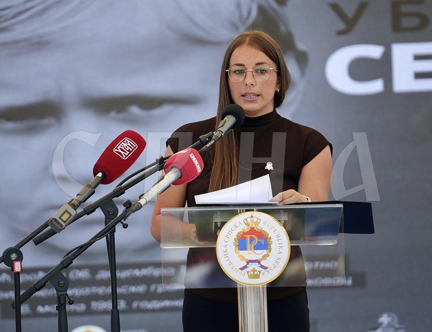 БРАТУНАЦ, 4. ЈУЛА /СРНА/ - У Братунац се не долази због обичног окупљања, долази се да се поклони сјенима 3.267 невино страдалих Срба средњег Подриња и Бирча и да се потврди да нису заборављени, рекла је данас Анђа Ђукановић, кћерка убијеног Анђелка Млађеновића.