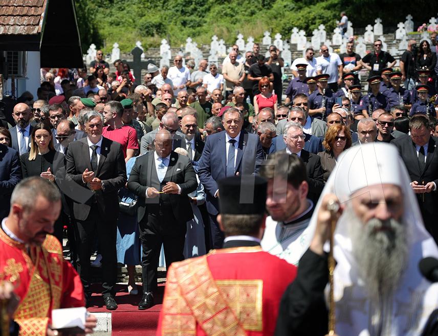 БАЊАЛУКА, 4. ЈУЛА /СРНА/ - Савјетник америчког предсједника за духовна питања Марк Бернс је присуством на комеморацији у Братунцу послао снажну поруку да се прошлост не може игнорисати и да је поштовање невиних жртава цивилизацијска обавеза која не познаје границе, изјавила је Срни в.д. директора Канцеларије за међународну сарадњу Републике Српске Ана Тришић Бабић.
