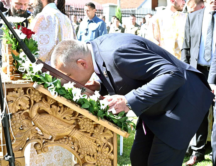 БРАТУНАЦ, 4. ЈУЛА /СРНА/ - Премијер Републике Српске Саво Минић поручио је данас да је дужност српског народа да памти и чува истину и да никада не дозволи да 3.267 Срба које су муслимани током протеклог рата убили у средњем Подрињу и Бирчу буду заборављени.