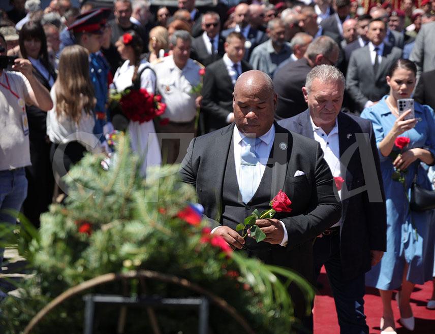 BANJA LUKA, JULY 4 /SRNA/ – The presence of U.S. President’s spiritual adviser Mark Burns at today’s memorial service for Serb victims in Bratunac confirms that the new U.S. administration has a different perception of the war in these areas, i.e. it is important for it to hear the Serb side as well, international relations expert Lučiano Kaluža assessed.