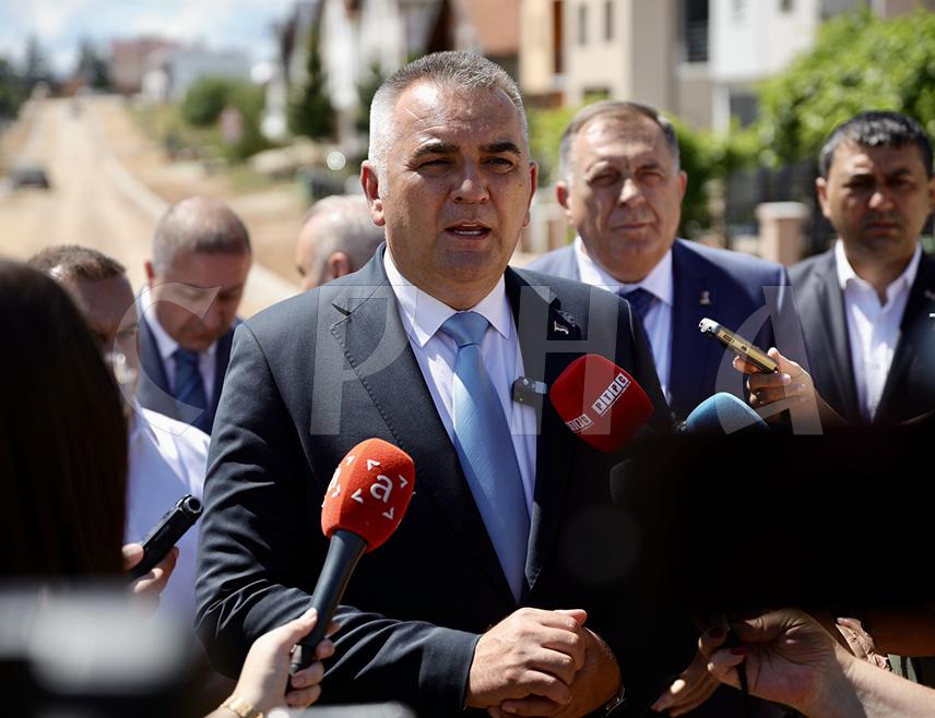 SOKOLAC, JULY 7 /SRNA/ - Republika Srpska Prime Minister Savo Minić said that the renovation of the street leading to the Serb military cemetery of Novi Zejtinlik in Sokolac represents a human and fundamental debt owed to the Serb soldiers who gave their lives for Republika Srpska, and announced that the Republika Srpska Government would support the implementation of many projects requested by citizens and local communities in this municipality and the city of Istočno Sarajevo.