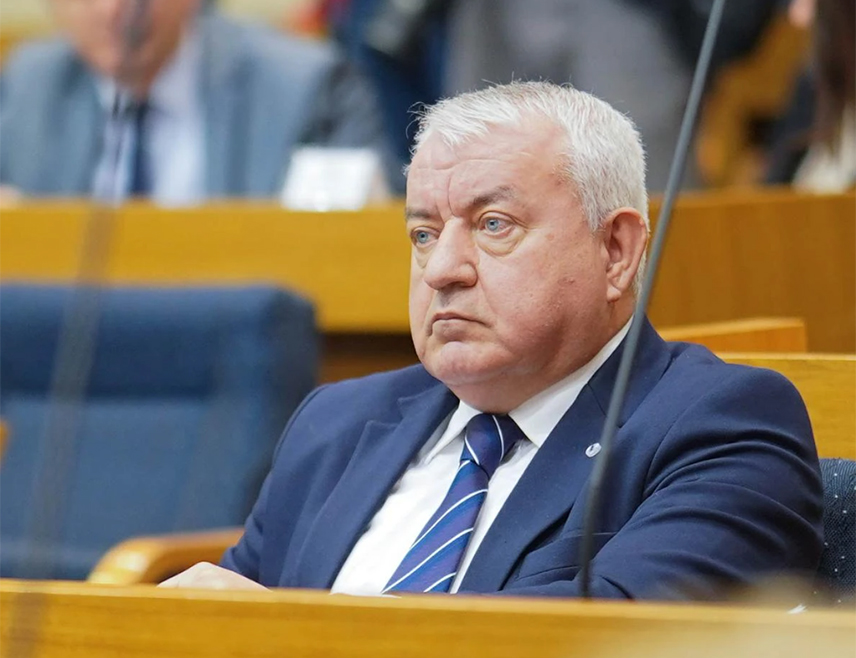 БАЊАЛУКА, 7. ЈУЛА /СРНА/ - Посланик ПДП-а Миланко Михајилица рекао је у Народној скупштини Републике Српске да ће ова политичка групација подржати вето српског члана Предсједништва БиХ Жељке Цвијановић на одлуку предсједавајућег те заједничке институције Дениса Бећировића о именовању чланова Комисије за очување националних споменика БиХ јер је у вези са тим потребно заштитити републичке националне интересе.