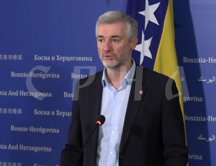 САРАЈЕВО, 7. ЈУЛА /СРНА/ – Савјет министара обезбиједио је додатних 2,5 милиона КМ за изградњу моста на граничном прелазу Хум у БиХ и Шћепан Поље у Црној Гори, чиме су створени финансијски услови за потписивање уговора о реализацији овог вишедеценијског пројекта који двије земље финансирају у једнаким износима.