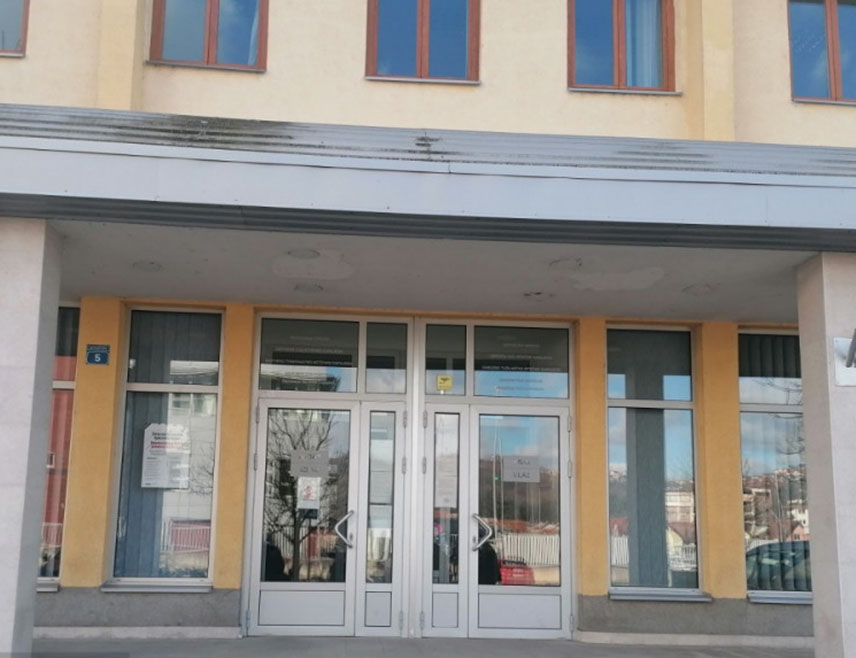 ИСТОЧНО САРАЈЕВО, 8. ЈУЛА /СРНА/ - Основни суд у Вишеграду потврдио је оптужницу против мушкараца чији су иницијали А.С. и А.О. који су у мјесту Кошаре, општина Ново Горажде, грубо оскрнавили споменик, подигнут на мјесту погибије мајора Војске Републике Српске.