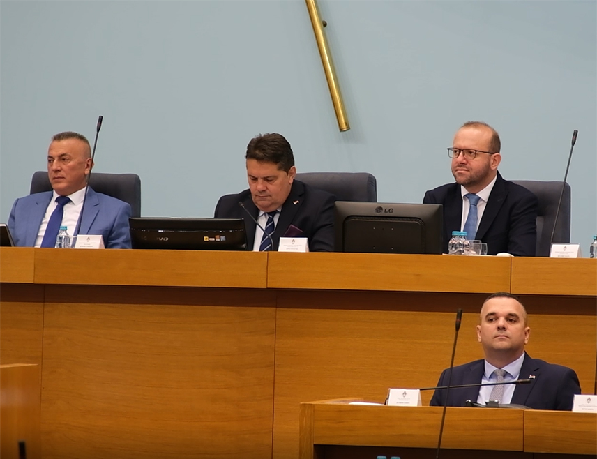 БАЊАЛУКА, 9. ЈУЛА /СРНА/ - Народна скупштина Републике Српске размотрила је по хитном поступку Приједлог закона о измјенама и допунама Закона о обавезним осигурањима у саобраћају којим предвиђа да се почетак примјене режима дјелимичне либерализације цијена осигурања од аутоодговорности одгоди до 31. децембра 2031. године.