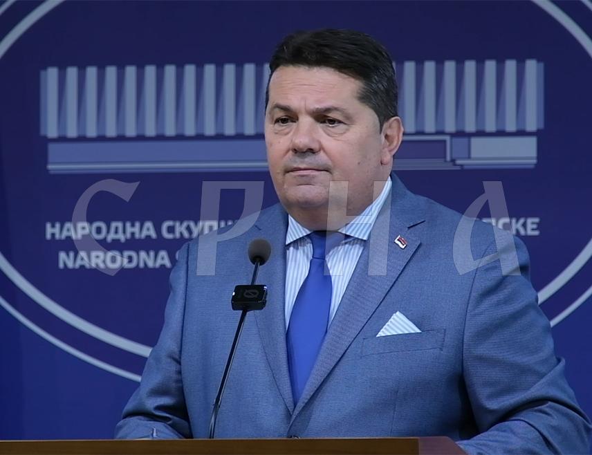 БАЊАЛУКА, 9.ЈУЛА /СРНА/ - Предсједник Народне скупштине Републике Српске Ненад Стевандић најавио је кривичну пријаву против народних посланика Игора Црнатка и Небојше Вукановића због угрожавања безбједности његове породице, уз оцјену да треба да заврше у затвору.
